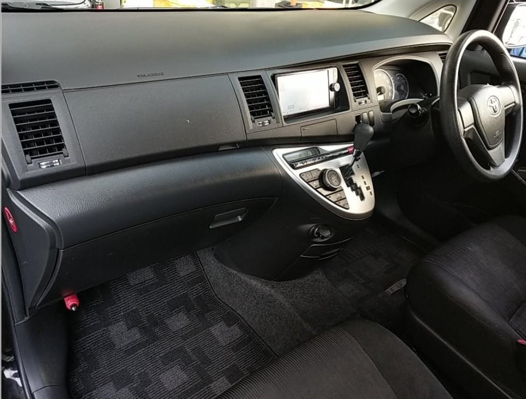 2013 TOYOTA ISIS PLATANA